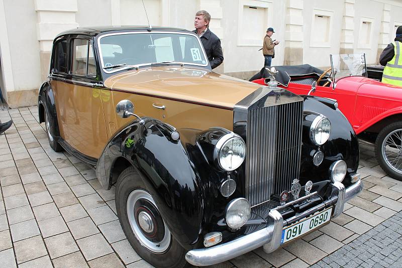 Historické motorky a auta projížděly Prostějovem. 12.5. 2019