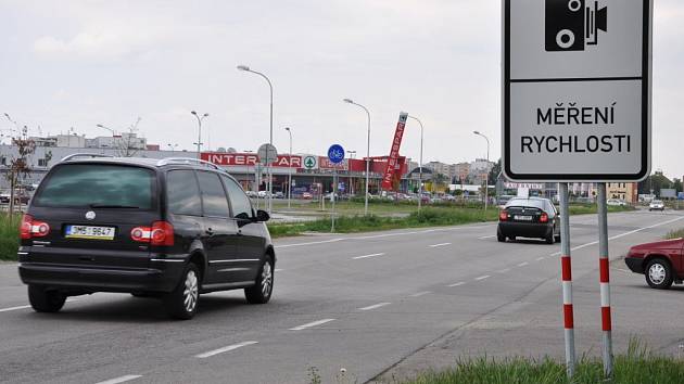 Značky upozorňující na měření rychlosti v Prostějově