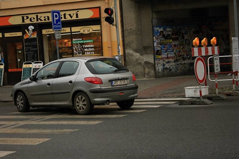 Uzavírka Svatoplukovy ulice v Prostějově, na Újezdě se tvoří kolony