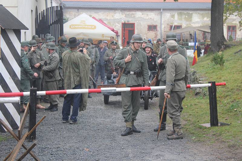 Klub vojenské historie Dukla se svými kolegy vojenskými nadšenci uspořádali šesté Dobytí Plumlova. A bylo na co se koukat.