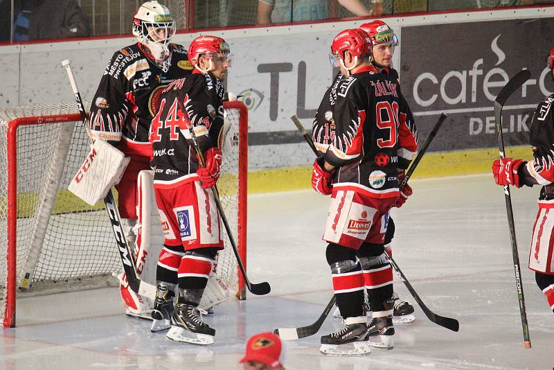 Hokejisté Prostějova (v černém) doma porazili Jihlavu 3:2.