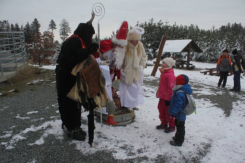 Turisté ze Smržic zorganizovali pro děti mikulášskou nadílku na Velkém Kosíři.