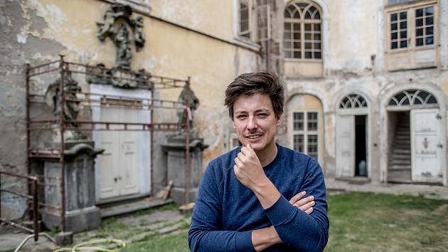 Matěj Stropnický na svém zámku v Osečanech v červenci 2019