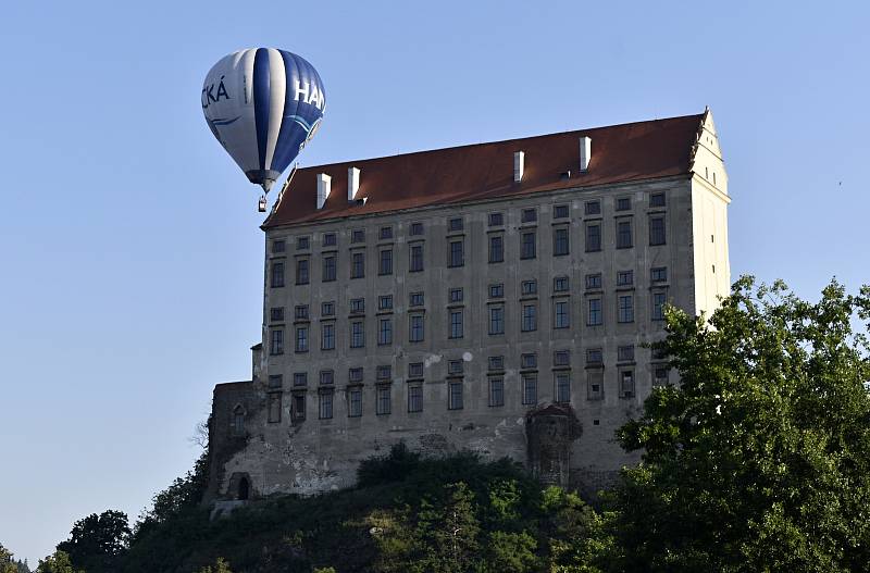 Přelety horkovzdušných balónů nad plumlovským zámkem jsou atraktivní podívanou.