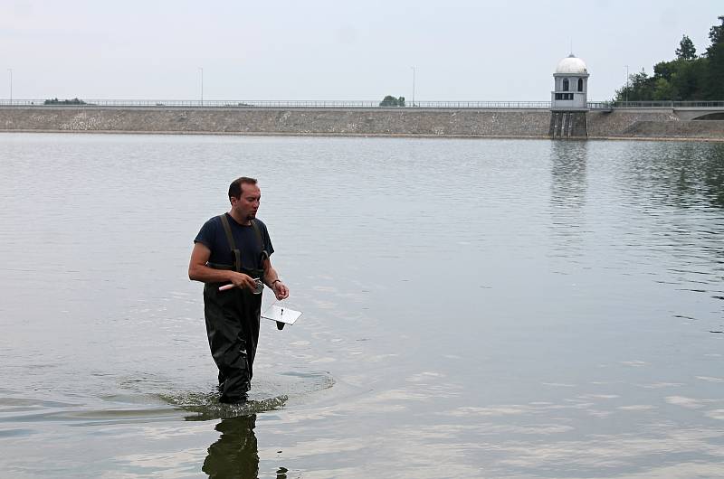 Hygienici měřili kvalitu vodu na plumlovské přehradě v pondělí 29.7. 2019