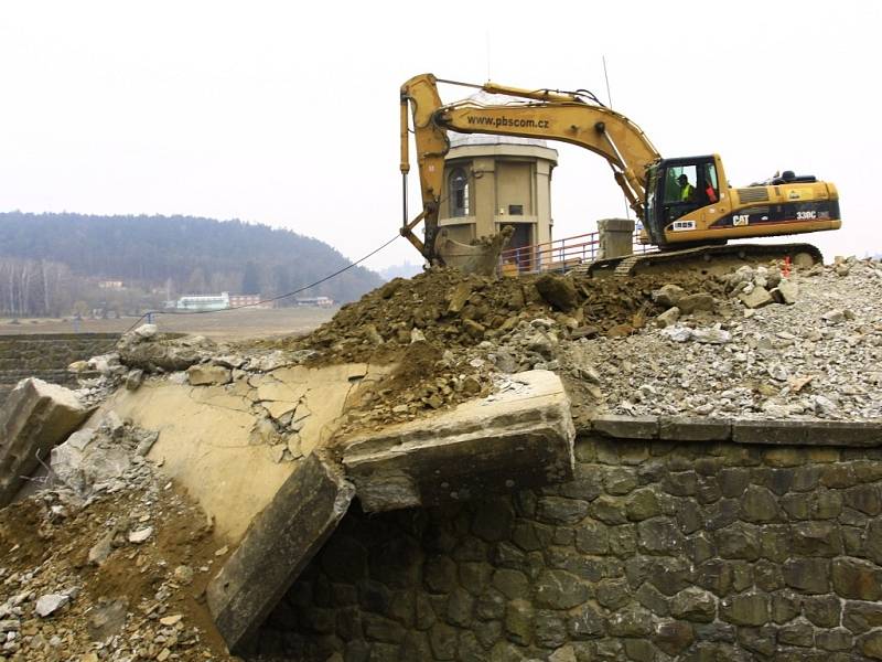Stavbaři na plumlovské přehradě zbourali most