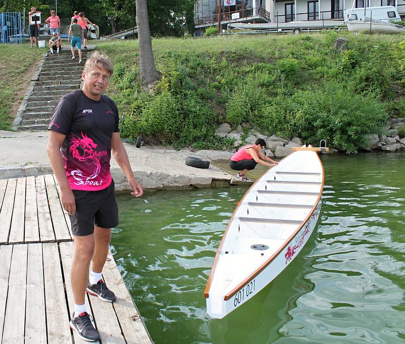 Někdejší druholigový fotbalista Prostějova Drahoš Zelina, řídí v současnosti od kormidla dračí loď.