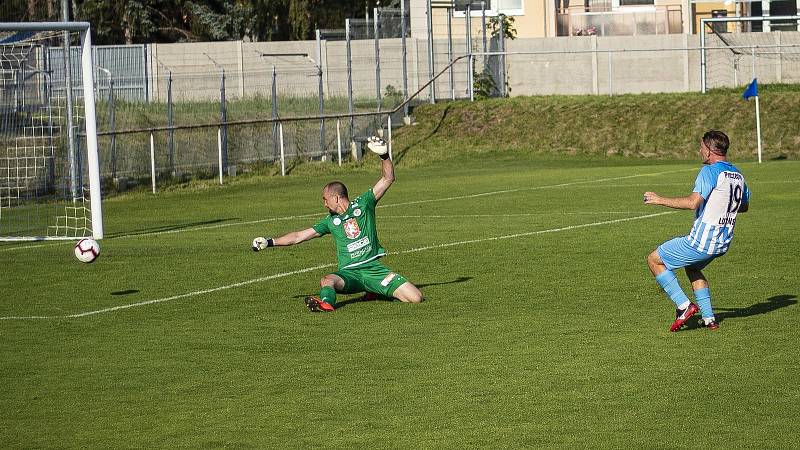 Fotbalisté 1. SK Prostějov (v modrobílém) v utkání s Hradcem Králové.