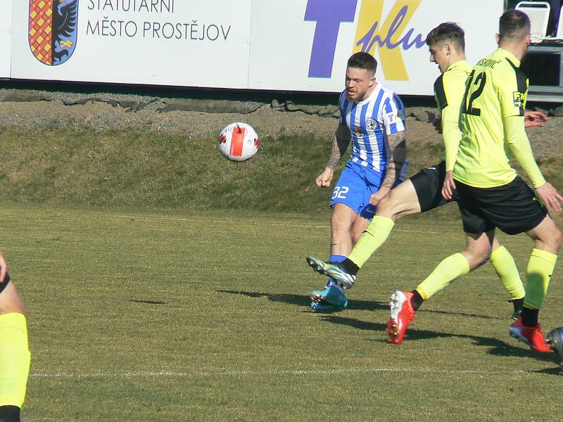 Fotbalisté Prostějova (v pruhovaném) nedokázali na jaře ani na druhý pokus bodovat a podlehli doma týmu Ústí nad Labem.