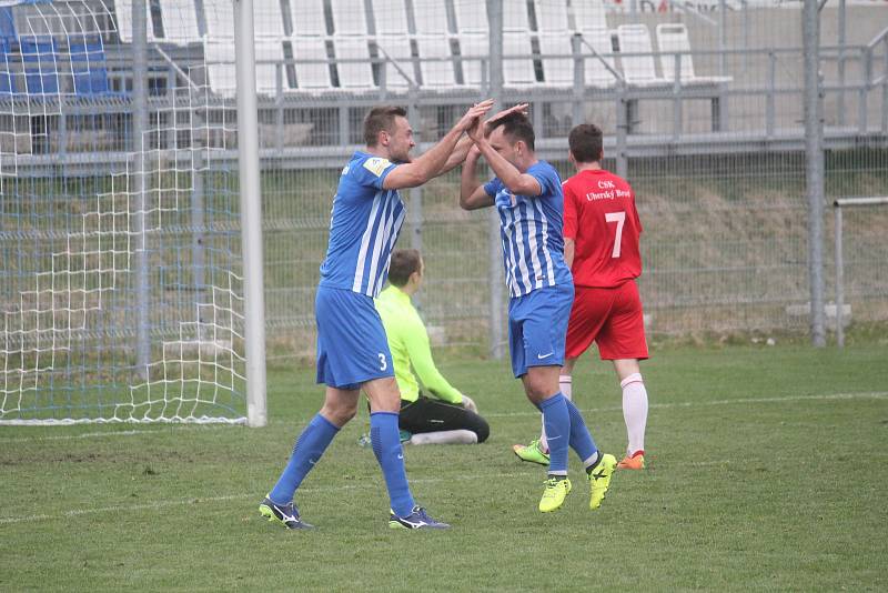 Fotbalisté Prostějova (v modrém) remizovali s Uherským Brodem 1:1 Zdeněk Fládr (Prostějov) slaví se spoluhráči gól na 1:0