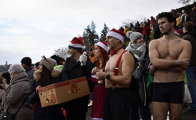 Vánoční koupel otužilců na plumlovské přehradě. 24.12. 2021