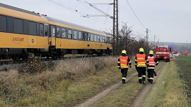 Rychlík Regiojet srazil u Nezamyslic na Prostějovsku ženu, ta na místě zemřela. Cestující z vlaku evakuovali. 15.11. 2021