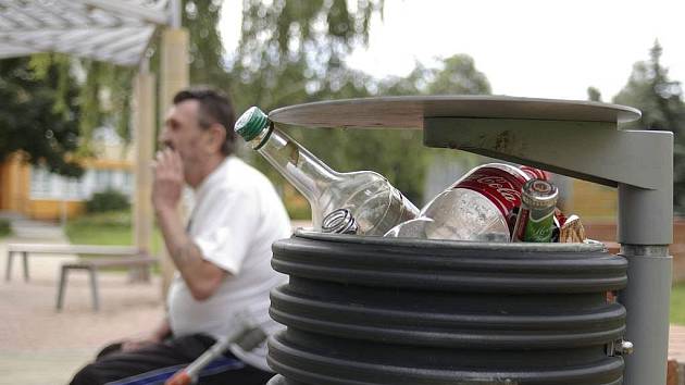 Rozházené krabičky od cigaret, nedopalky, láhve od piva a alkoholu v koších. Tak to vypadá o prázdninách u řady středních škol v centru Prostějova. "Je to hrůza", říká na to muž na snímku 