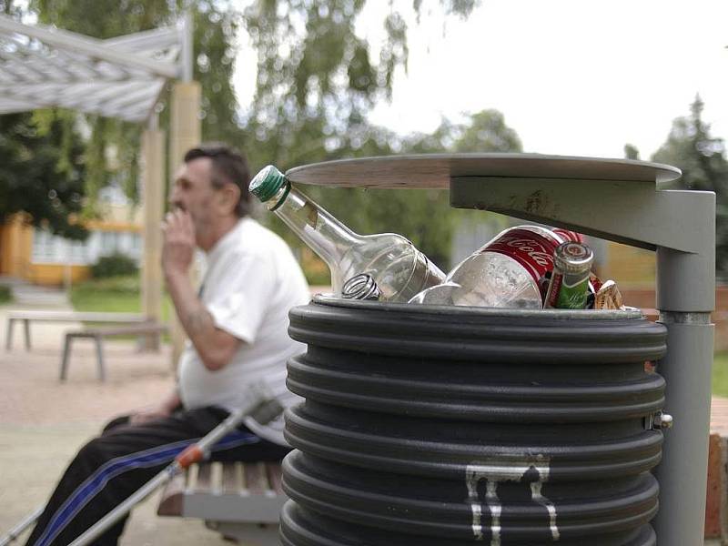 Rozházené krabičky od cigaret, nedopalky, láhve od piva a alkoholu v koších. Tak to vypadá o prázdninách u řady středních škol v centru Prostějova. "Je to hrůza", říká na to muž na snímku 