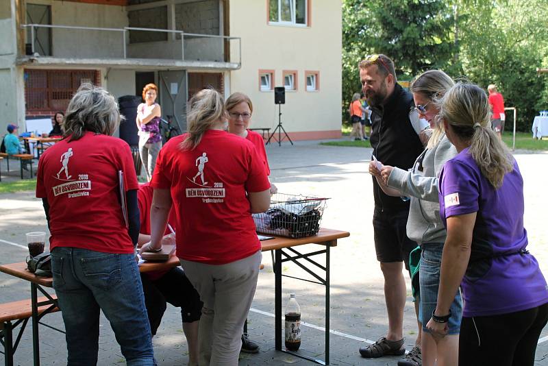 V předvečer Dne vítězství se ve Vrchoslavicích tradičně běhá přespolák.