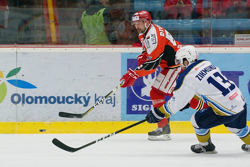 Hokejisté Prostějova (v červeném) zdolali Kladno po nájezdech 4:3 a snížili stav čtvrtfinálové série na 1:2.