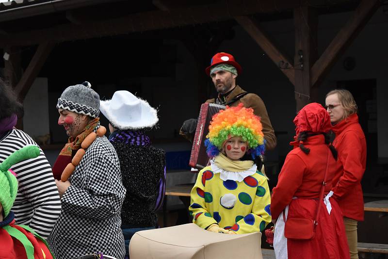 Letošní masopustní průvod začínal na Zlaté farmě. Masky prošly Štětovicemi.