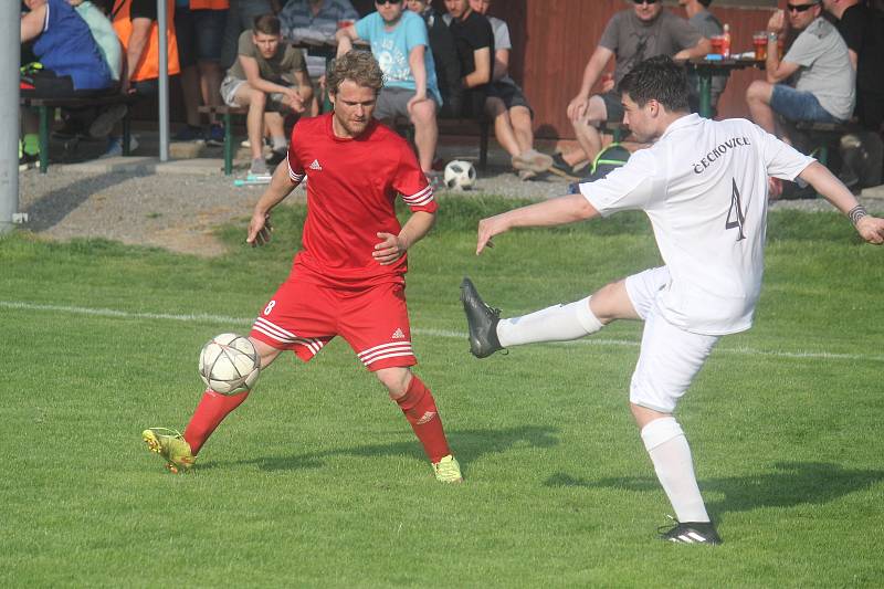 Fotbalisté Mostkovic (v červeném) vyhráli v Čechovicích 2:1