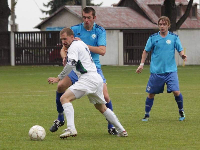 Fotbalisté Určic (v modrém) proti Otrokovicím