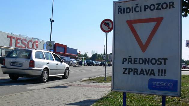 Značka upozorňující na přednost zprava u prostějovského Tesca