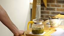 Redaktor Prostějovského deníku si vyzkoušel přípravu zeleného sypaného čaje pod dohledem provozního čajovny. 