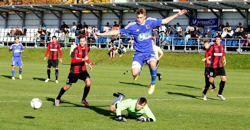 Fotbalisté  1.SK Prostějov (v modrém) proti Opavě