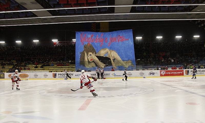 Hokejisté Prostějova (v červeno-bílém) porazili Přerov 3:2 po samostatných nájezdech.