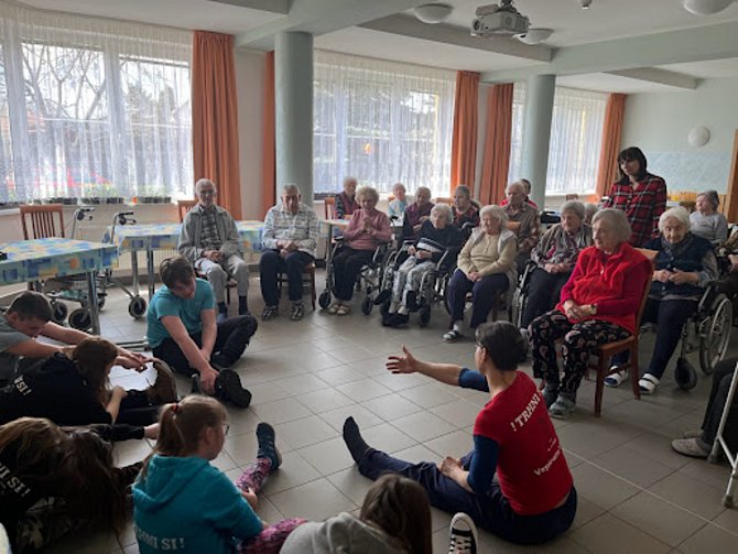 Mladí vzpěrači předvedli své umění v domově seniorů Soběsuky. Foto: Jan Bílek