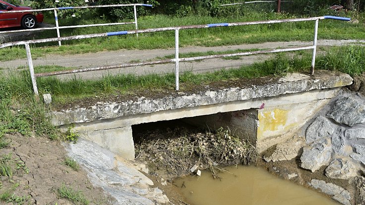 Obyvatele Studence děsí zanesené koryto potoka, který hrozí při bouřkách zalitím zahrad a pozemků.