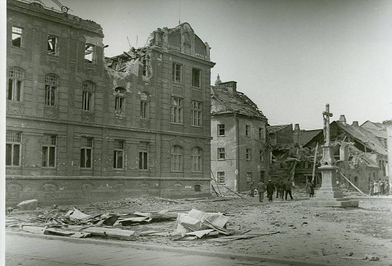 V Prostějově byla soustředěna silná vojenská posádka. Od konce dubna začala město bombardovat sovětská letadla, v květnu se přidala i dělostřelecká palba.