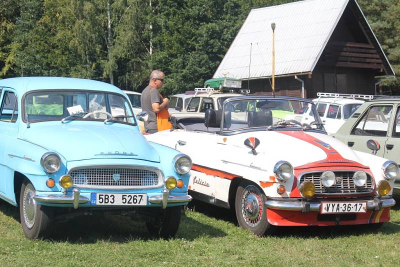 V plumlovském campu Žralok se o víkendu konalo 1. moravské setkání automobilů a motorek RVHP. Nadšenci a majitelé historických vozidel přijížděli do Plumlova z celé republiky, ti nejvzdálenější byli až ze slovenské Privevidze.