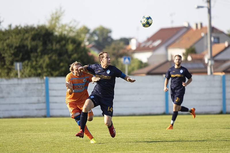 Fotbalisté Vrahovic (v černém) porazili Výšovice 3:2.