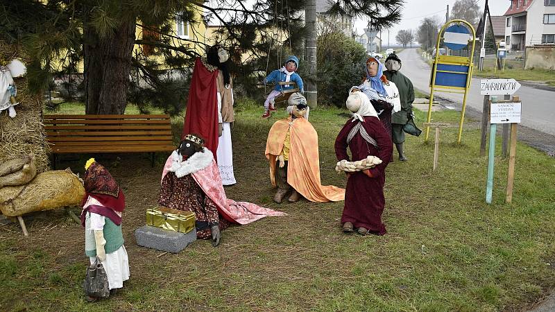 Unikátní slámový betlém plný dobových postaviček mají v Hrdibořicích.