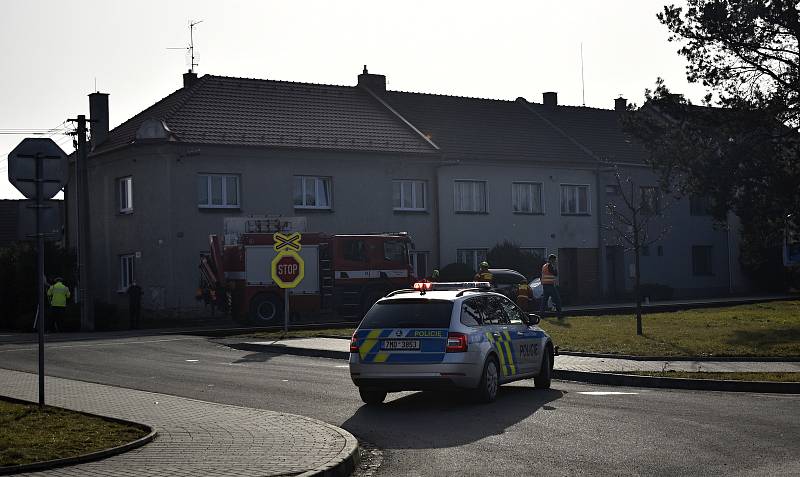 Osobní vlak smetl na nechráněném přejezdu v Kostelci na Hané osobní automobil se čtyřmi lidmi. 25.2. 2021