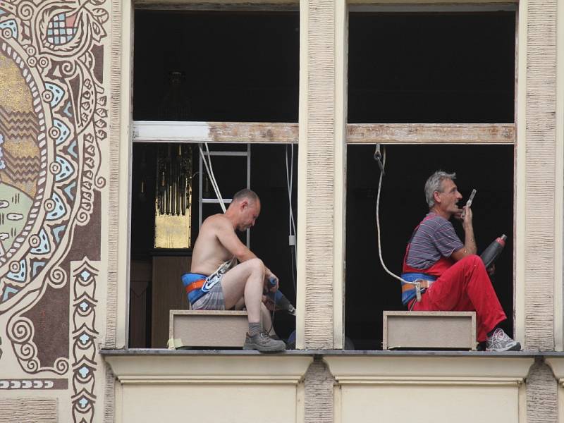 MÍSTO SKLA PLACHTY Na oknech Národního domu v Prostějově se intenzivně pracuje. Dělníci mění na více než stoleté památce okna. Nyní se mění ta na východní straně budovy.
