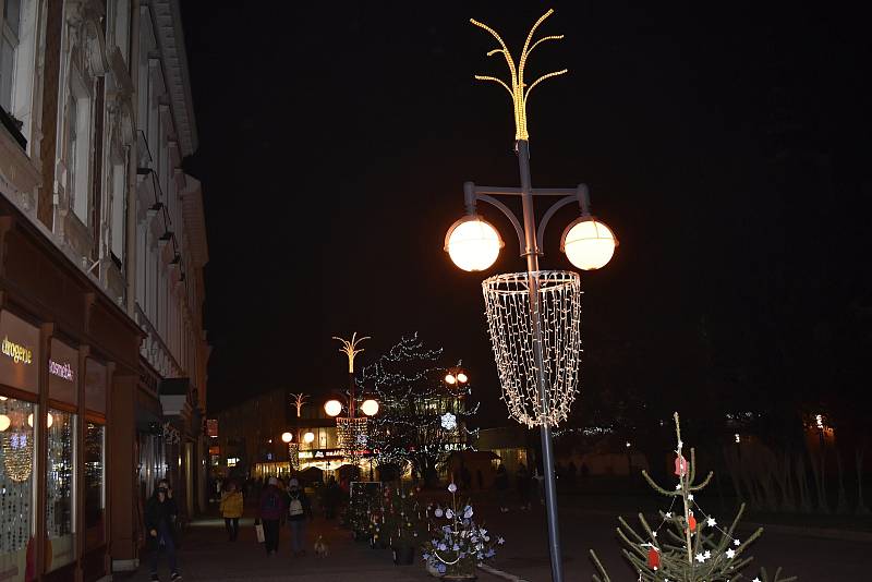 Od pátečního podvečera se rozsvítil na prostějovském náměstí vánoční strom. Jmenuje se Jiskra naděje. 27.11. 2020