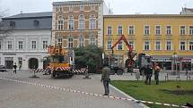 Vánoční smrk z Vrahovic už je na náměstí T. G. Masaryka. A čeká na ozdoby.