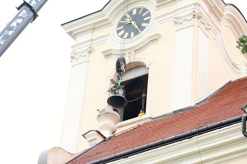 Nové dva zvony, byly v sobotním dopoledni vyzdviženy do věže kostela svatého Jakuba Staršího v Kostelci na Hané. Požehnal jim biskup Josef Nuzík. 27.7. 19