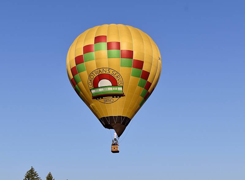 Přelety horkovzdušných balónů nad plumlovským zámkem jsou atraktivní podívanou.