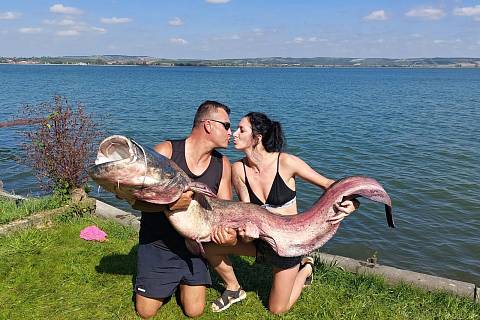 Zamilovaný pár z Hané vyrazil o víkendu na jih Moravy a ulovil obřího sumce. Foto: Josef Bič, se svolením