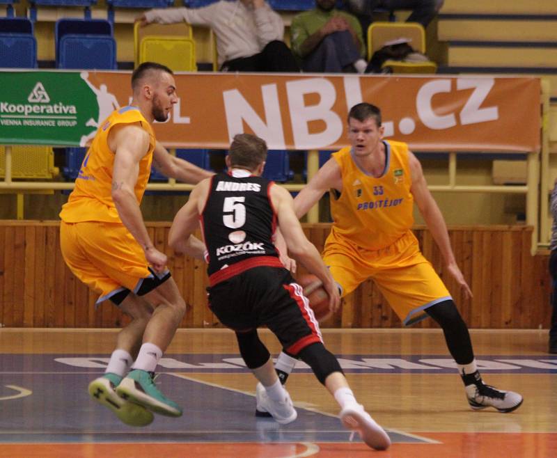 Prostějovští basketbalisté si na své konto připsali další porážku. Tentokrát nestačili na Svitavy. V jejich dresu se na prostějovské palubovce poprvé ukázal bývalý kapitán Prostějova Roman Marko