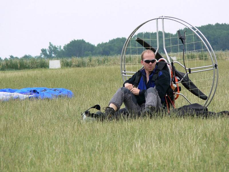 Mistrovství ČR v motorovém paraglidingu ve Stichovicích