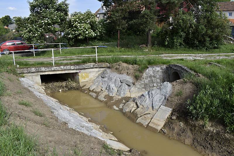 Obyvatele Studence děsí zanesené koryto potoka, který hrozí při bouřkách zalitím zahrad a pozemků.