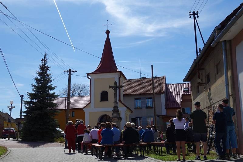 Tradiční májová Mše svatá u kapličky v Dlouhé Vsi