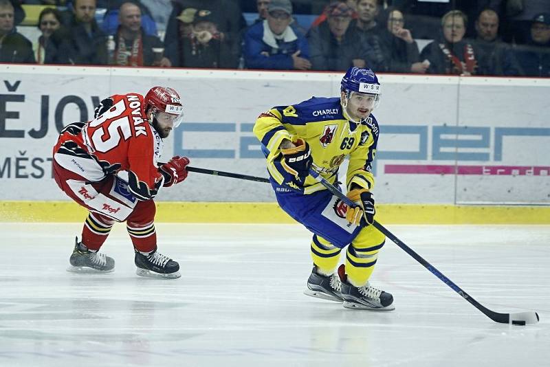 Prostějovší hokejisté (v červeném) porazili Přerov 3:2 v prodloužení.