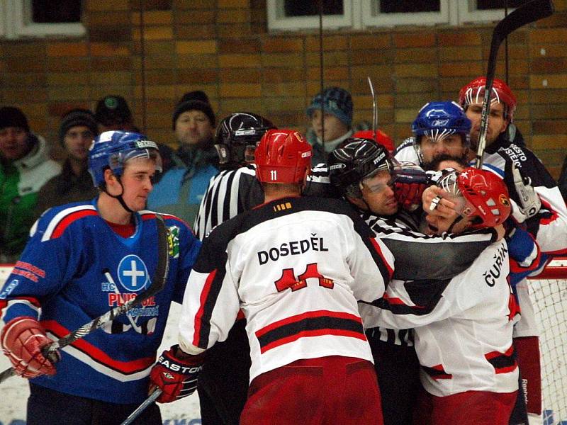 Jestřábí (v bílém) proti Karviné. Bitka Jakub Čuřík (Prostějov) vs. David Mikšan (Karviná)