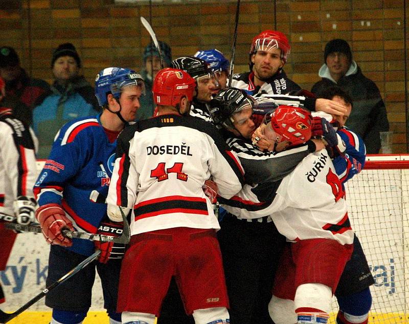 Jestřábí (v bílém) proti Karviné. Bitka Jakub Čuřík (Prostějov) vs. David Mikšan (Karviná)