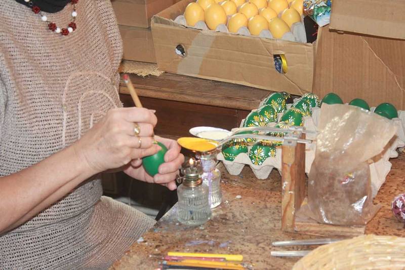 Výroba kraslic v dílně u Miloslavy Zatloukalové