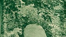 Bludný kámen z finské žuly, který byl do Smetanových sadů převezen v roce 1895 z Háje ve Slezsku.
