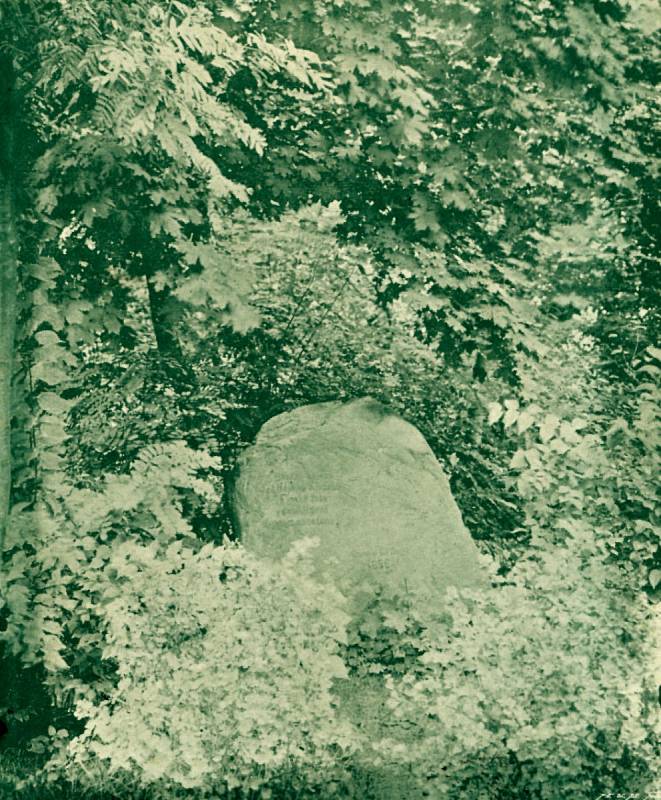 Bludný kámen z finské žuly, který byl do Smetanových sadů převezen v roce 1895 z Háje ve Slezsku.